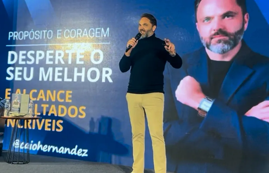 Foto do Caio Hernandez em uma palestra